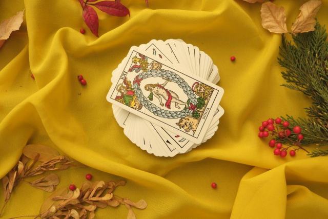 Belote coinchée ou tarot : comparer deux jeux de cartes avant de se lancer Belote coinchée ou tarot : comparer deux jeux de cartes avant de se lancer