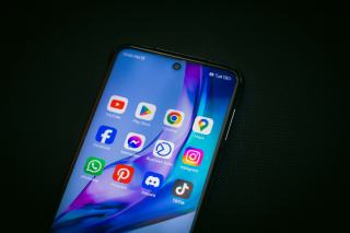 La coinche sur écran : applications, salles et tables entre amis